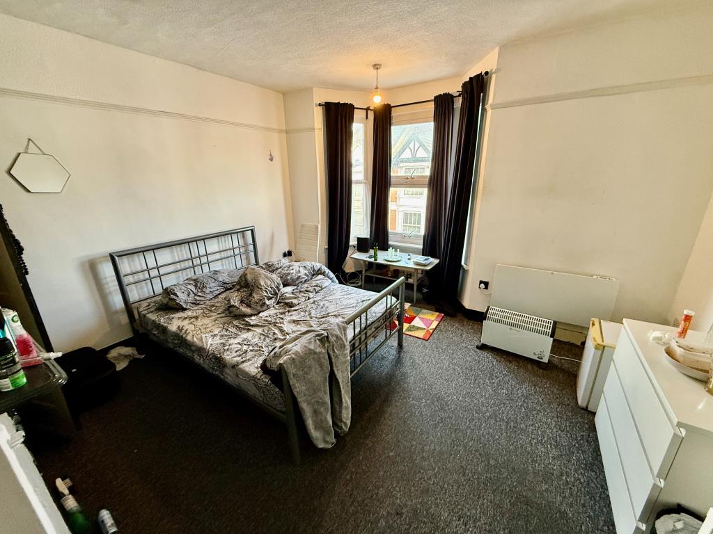 Lot: 65 - FIVE-BEDROOM HOUSE OF MULTIPLE OCCUPATION - Room one